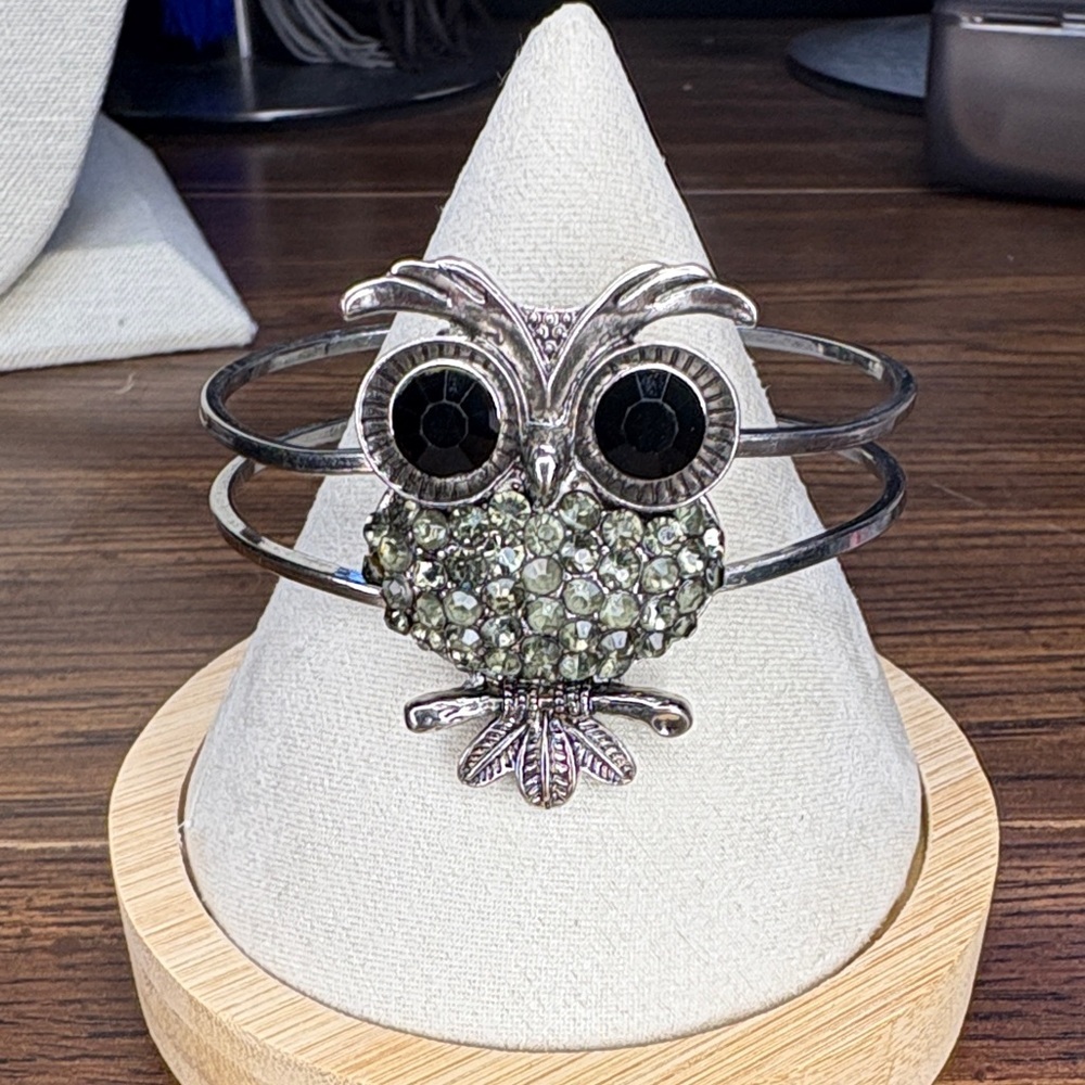 Chic Silver Owl Clamper Bracelet